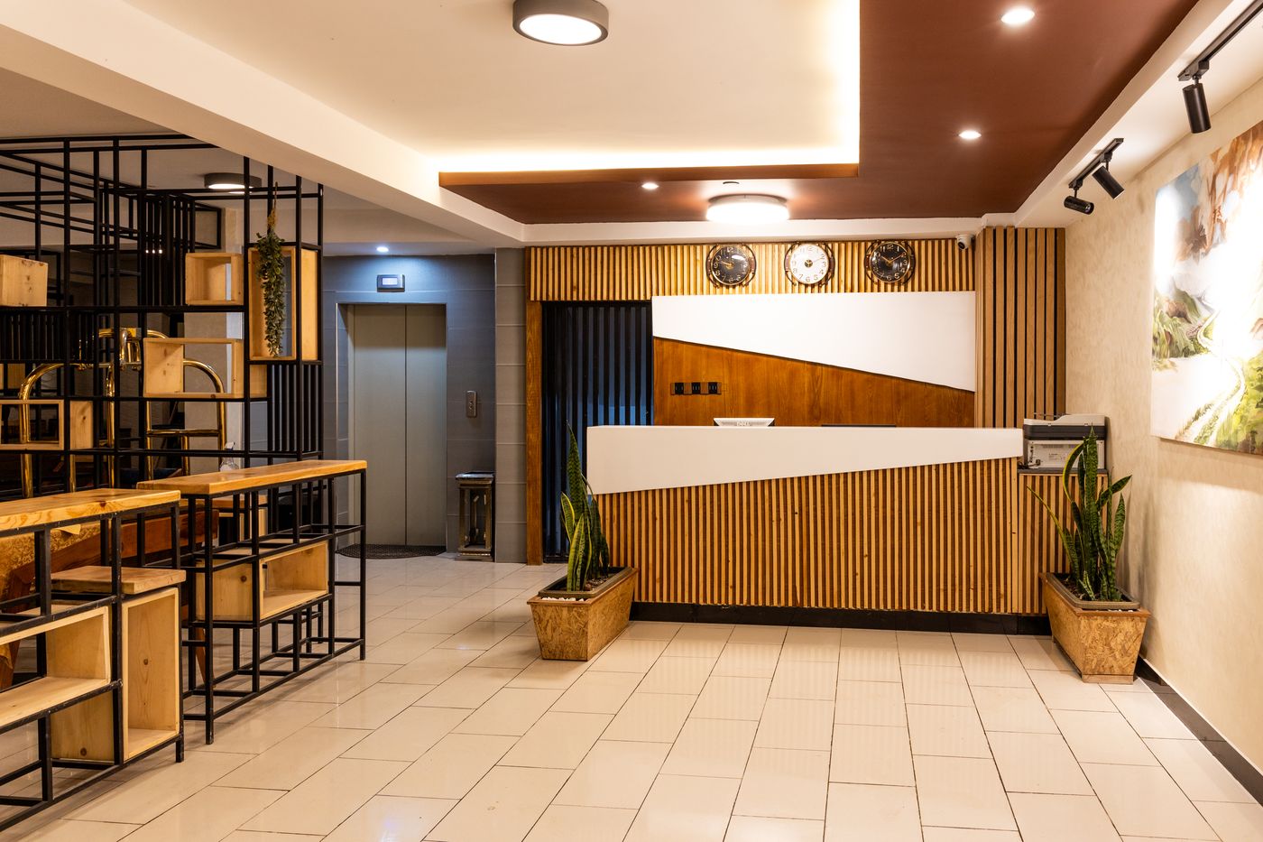 Dinapoli Hotel reception